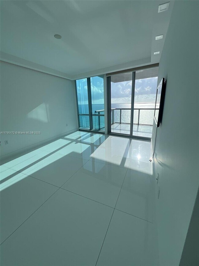 Foto del edificio - 17121 Collins Ave