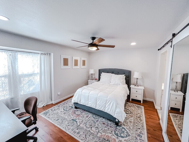 Main Bedroom w/Queen Bed - 2835 Villa Way