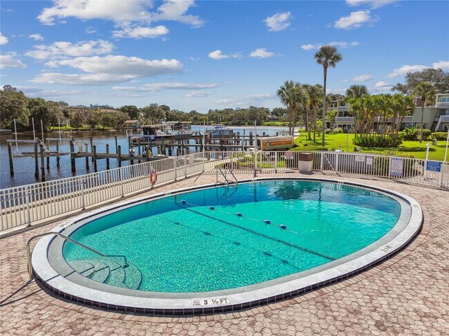 Foto del edificio - 2424 W Tampa Bay Blvd