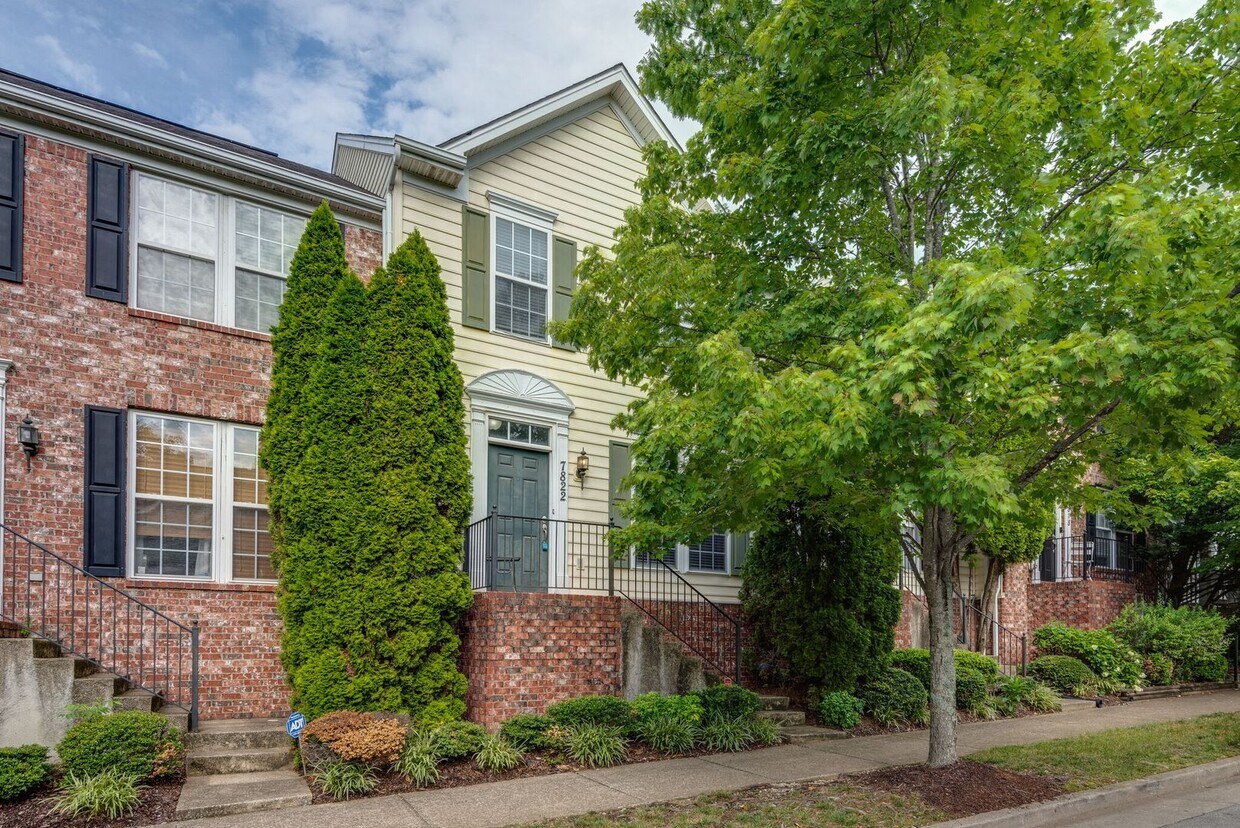 Foto principal - Beautiful Lenox Village Townhome!