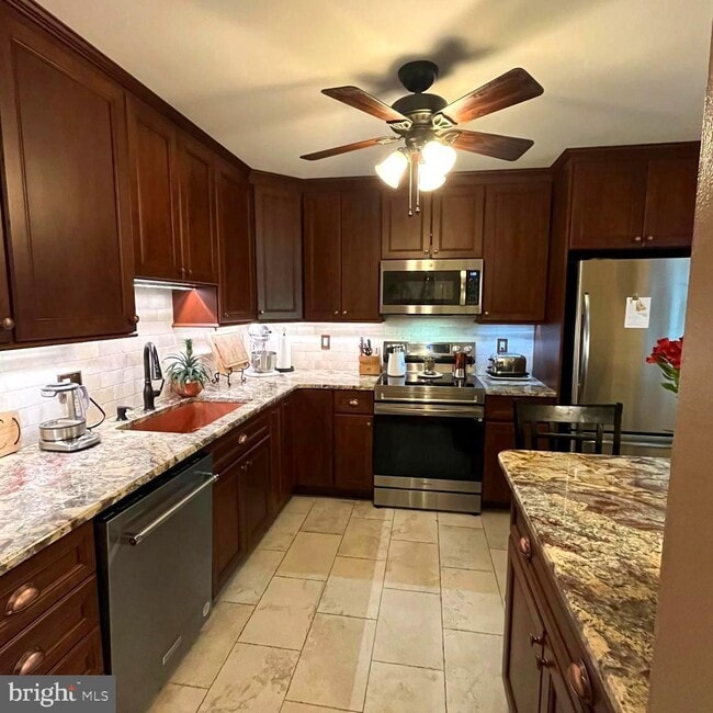 Foto del edificio - 171 Madison Ct