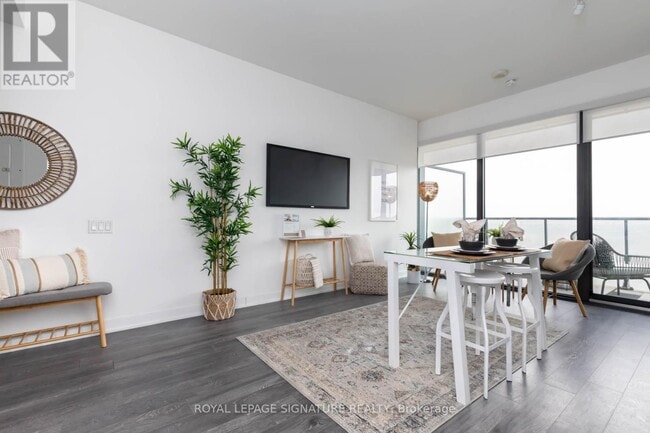 Building Photo - 2805-2185 ROEHAMPTON Ave