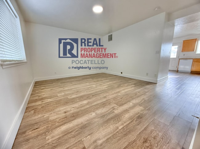 Building Photo - 3 Bedroom 1.5 Bath duplex - 1 car garage