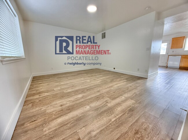 Foto del edificio - 3 Bedroom 1.5 Bath duplex - 1 car garage