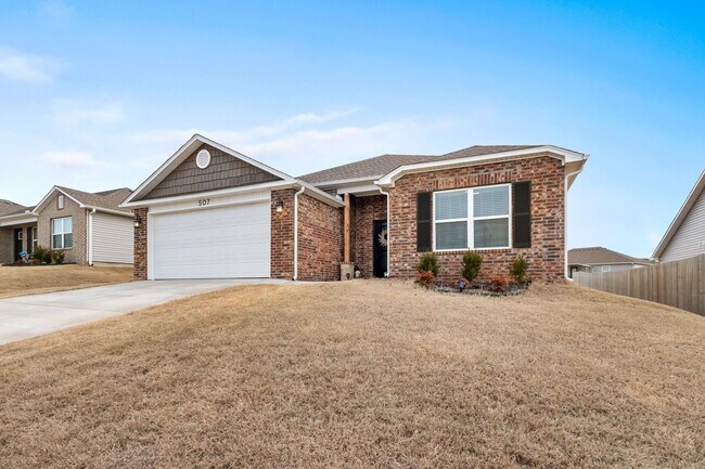 Building Photo - Move-In Ready Rental in Prime Location – 6...