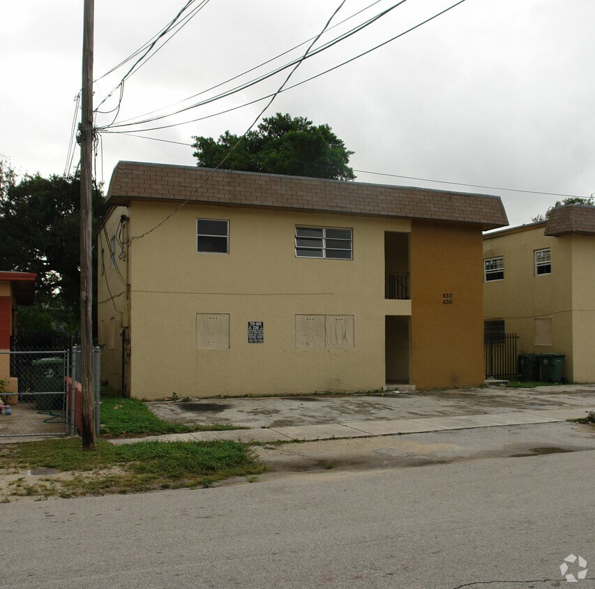 Foto del edificio - 6245-6317 NW 1st Ct
