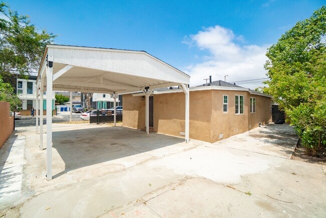 Building Photo - RECENTLY REMODELED, BRIGHT & AIRY 3BR2BA HOUSE ON SPACIOUS CORNER LOT W/ LARGE WRAP AROUND YARD &...