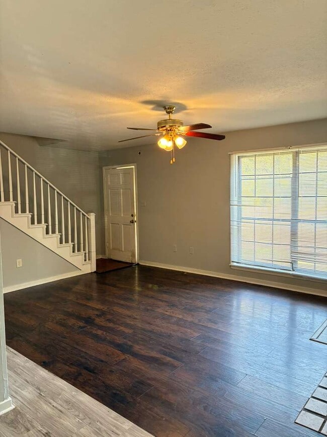 Foto del edificio - 560 Woodland Hills Pl