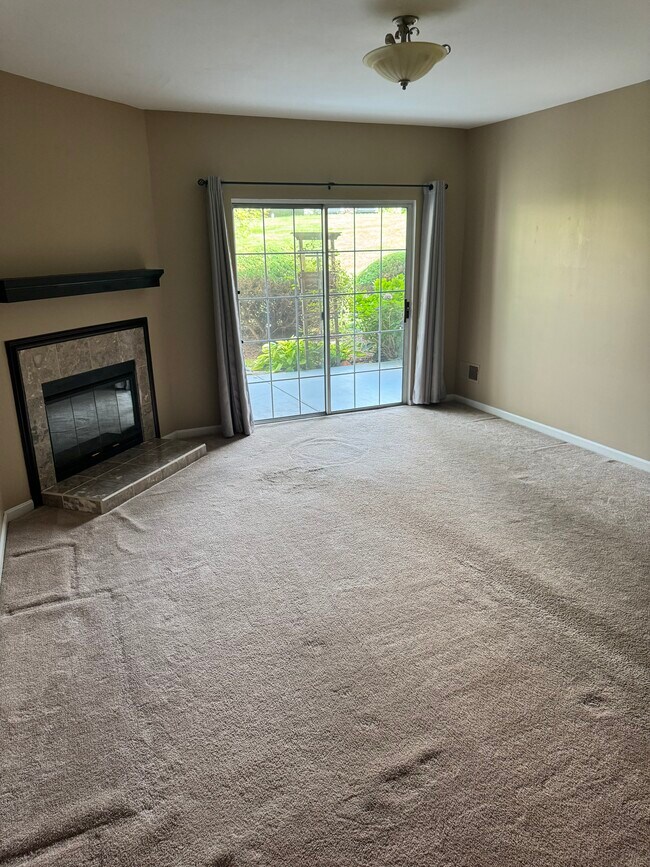 Living room - 416 Westridge Dr