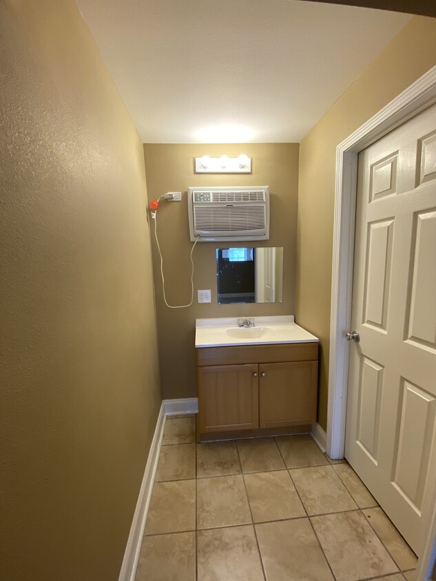 Primary Photo - 106 N Carter St