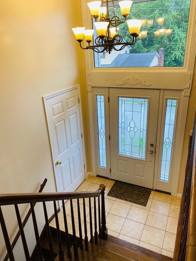Foyer - 1984 Parkwood Rd