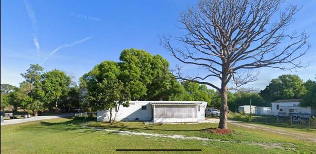 Building Photo - 2805 NE 11th Ln