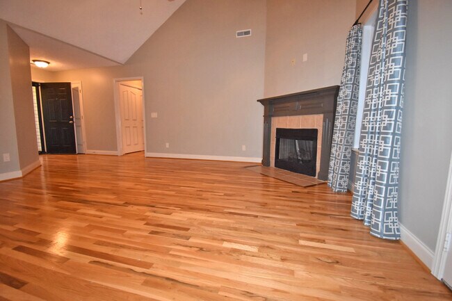 Building Photo - Gorgeous one level 3BR/2BA w/garage in Mbo...