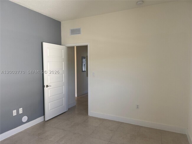 Foto del edificio - 7819 NW 104th Ave