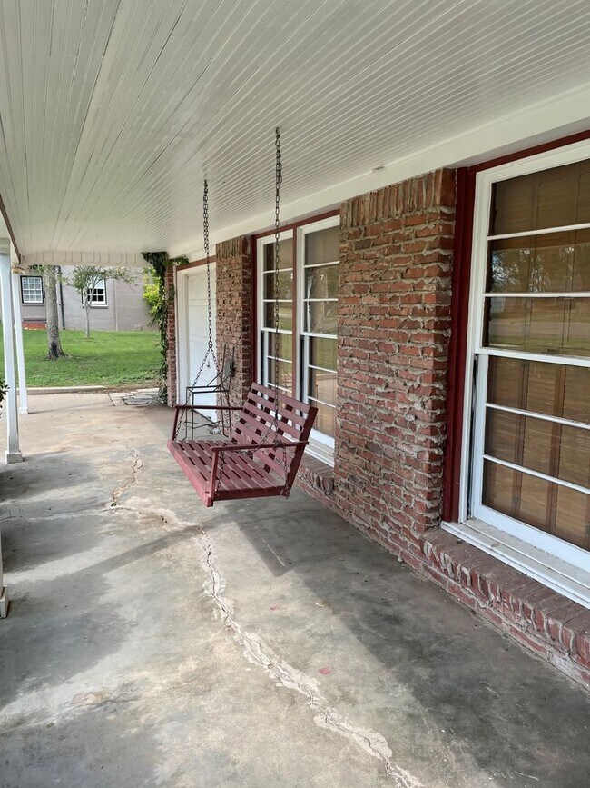 Building Photo - Beautiful fully furnished home with many g...