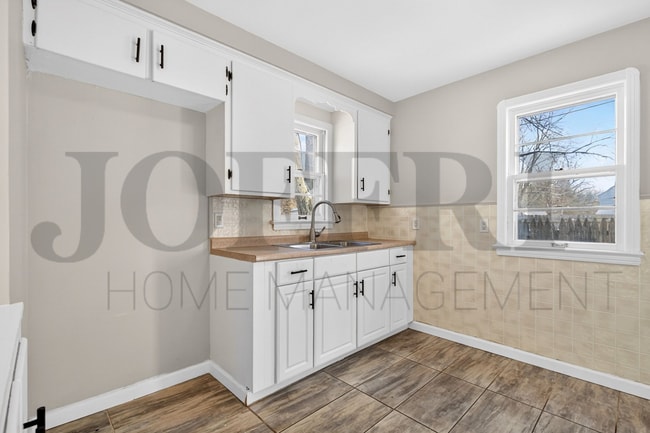 Building Photo - 19719 Sunset Dr