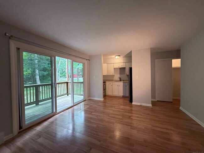 Foto del edificio - 1105 Waterbury Rd