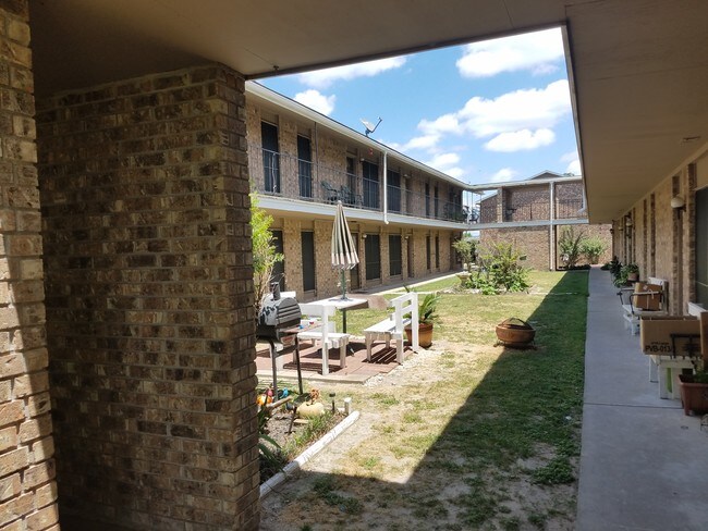 Building Photo - Greenbriar Apartments