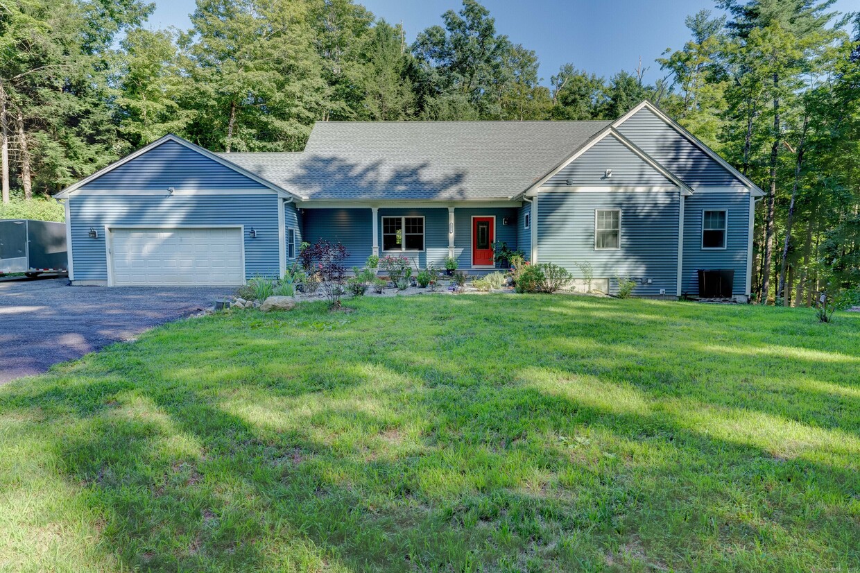 Front lawn & garden entrance - 404 Bassetts Bridge Rd