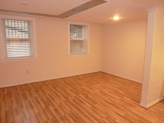 Building Photo - 515 Seward Sq SE