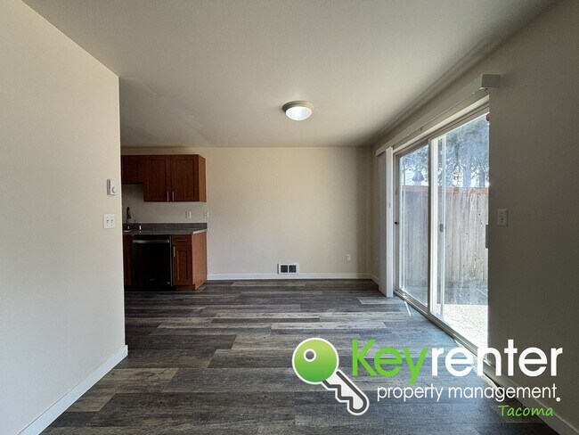 Building Photo - Spacious 3-Bedroom Home in Quiet Lakewood ...