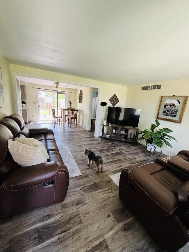 Living/dining - 406 3rd St