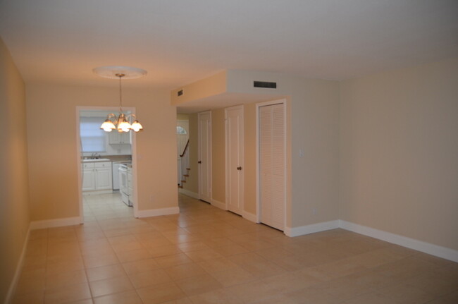 Building Photo - Cute and Updated 2/2.5 Condo in Lake Howel...