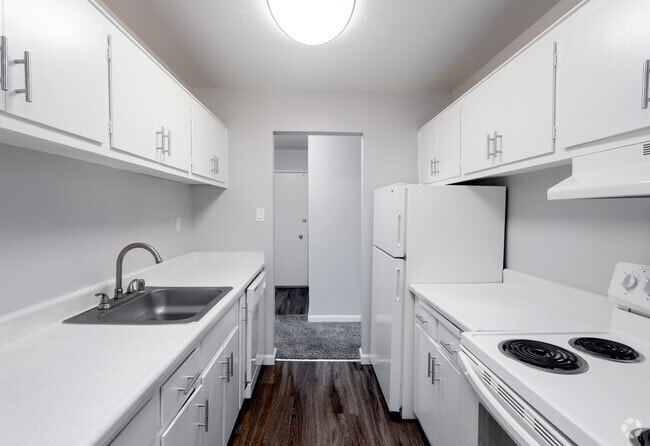 1BR, 1BA - 660SF - The Arbor