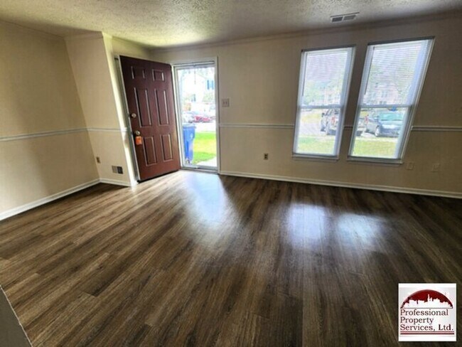 Foto del edificio - Charming 3br/1.5ba Townhome Updated, Convenient, And Move In Ready
