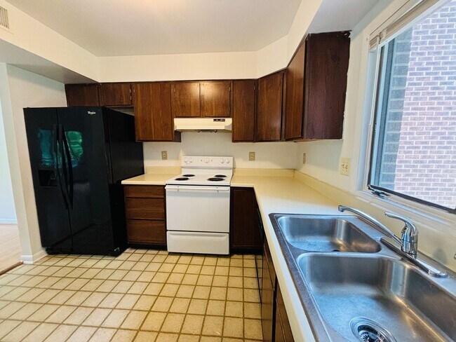 Building Photo - 3 Bedroom 2.5 Bath Townhouse