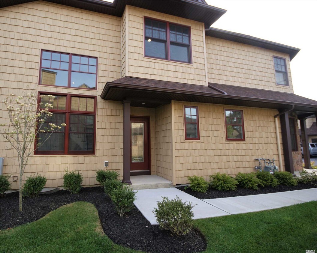 36 Johnnys Path Unit 36, Bayport, NY 11705 Condo for Rent in Bayport, NY