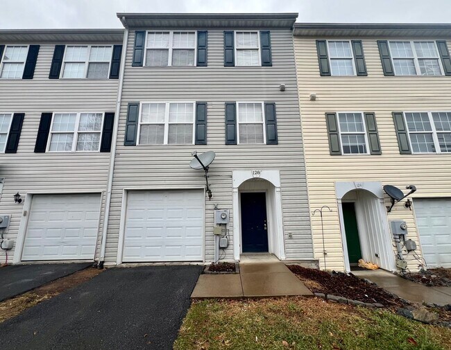 Foto del edificio - 3 Bed, 2.5 Bath in Martinsburg