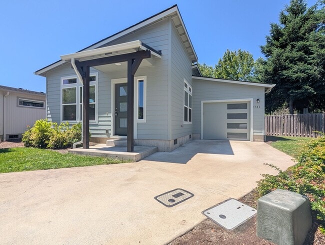 Building Photo - 2bdrm/1bthrm home with beautiful finishes!