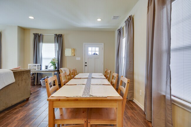 Building Photo - 601 Highlands St