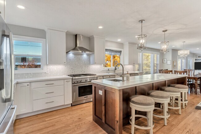 High end appliances in kitchen - 5253 S Saddleback Dr