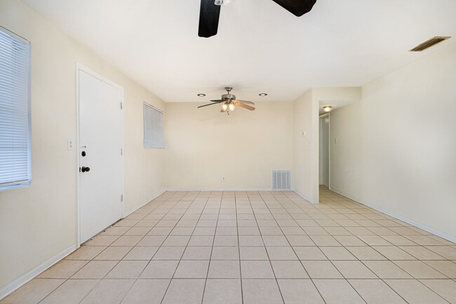 Building Photo - 3/2 Home in Daytona Beach