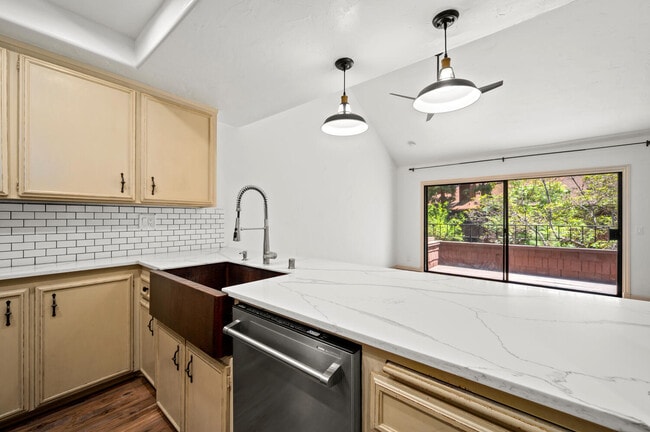 Building Photo - 2742 Pine Creek Cir
