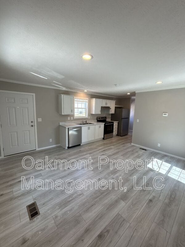 Building Photo - 212 Rosewood Ave