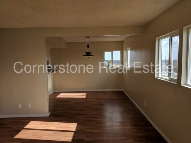 Building Photo - 1155 College View Dr
