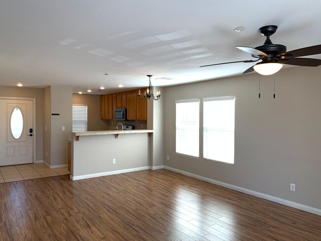 Building Photo - 3 Bedroom House in gated community