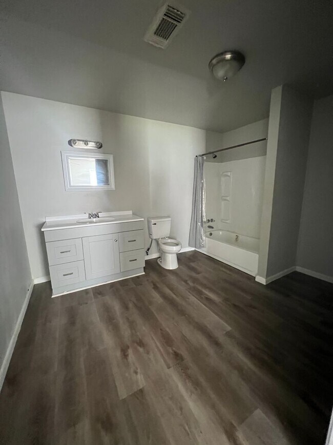 Foto del edificio - For Lease! Coming June 2025!