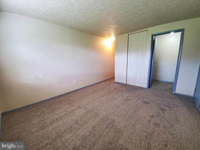 Building Photo - 550 Heather Ridge Dr