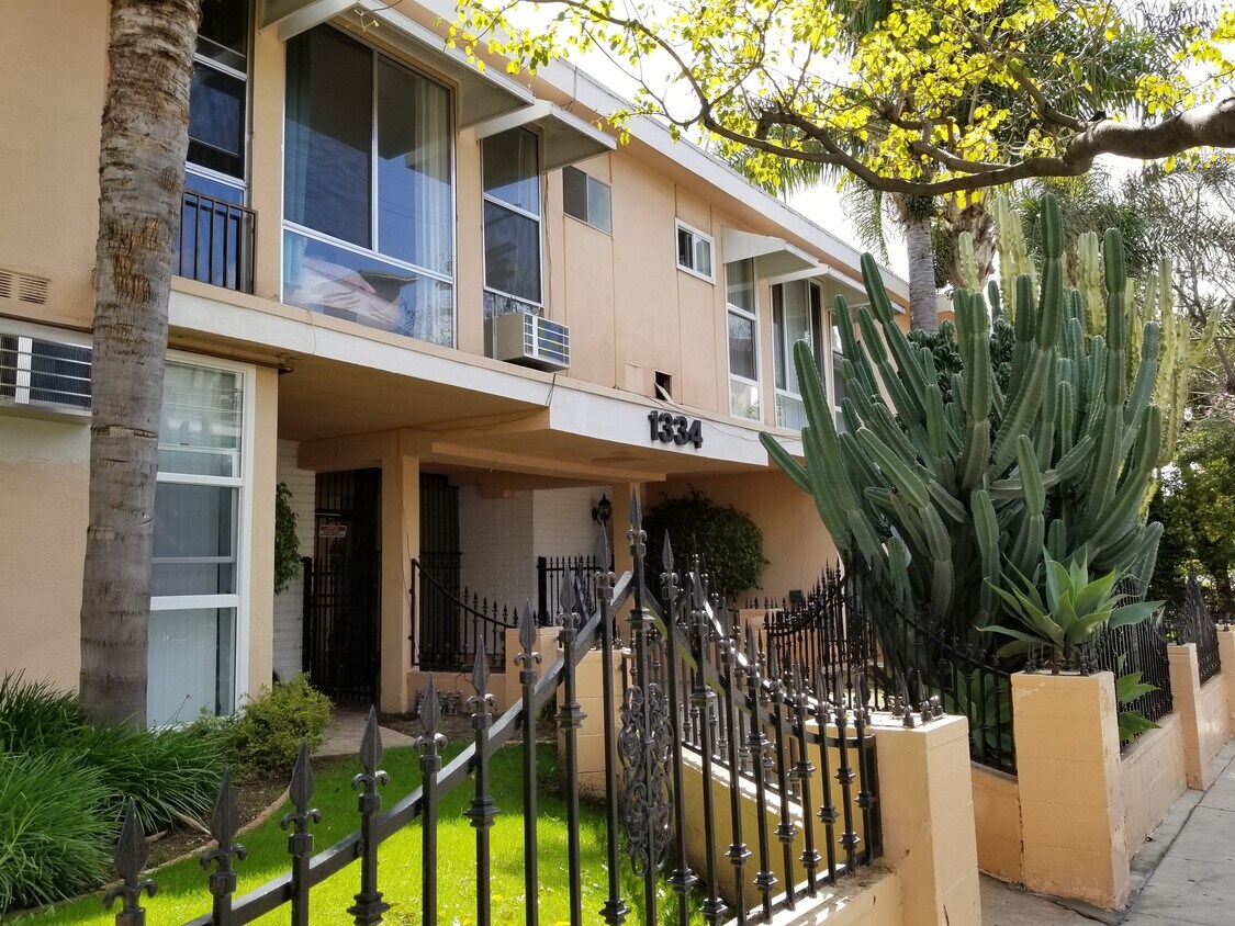 Primary Photo - 1334 N Las Palmas Ave