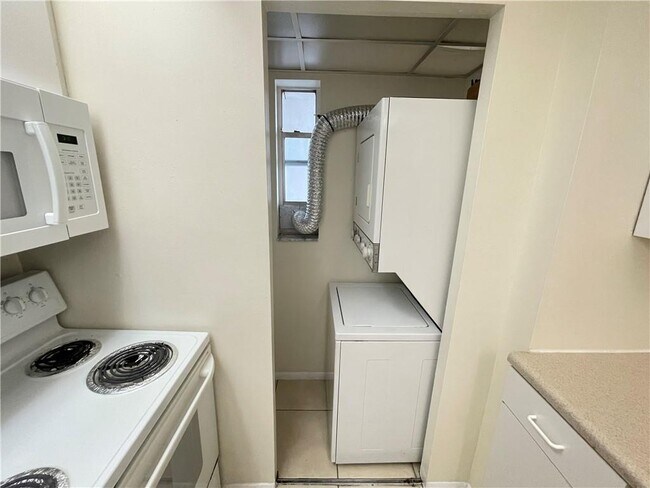 Foto del edificio - 8051 Colony Cir S