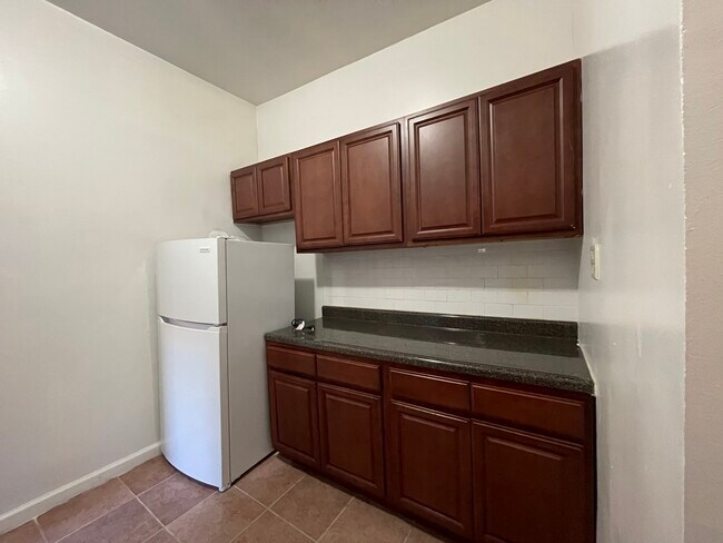 Building Photo - 305 W 111th St