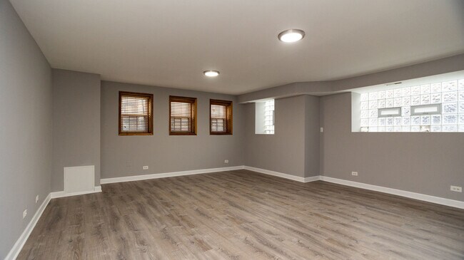 Foto del edificio - 1057 W Foster Ave