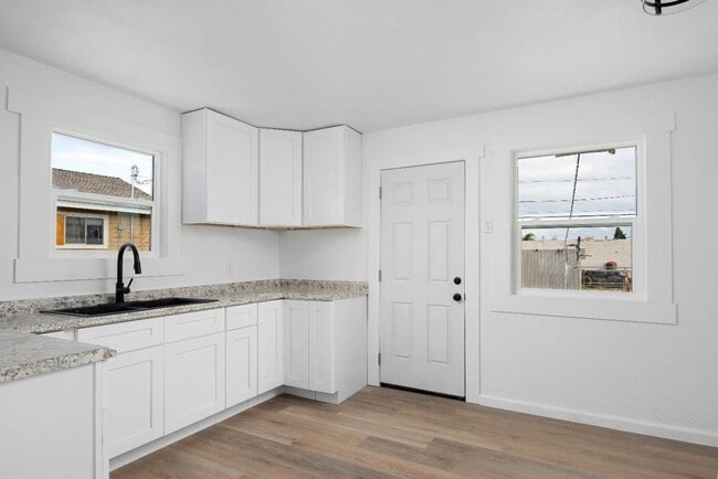 Building Photo - 3 Bed 1 Bath Home in Taft