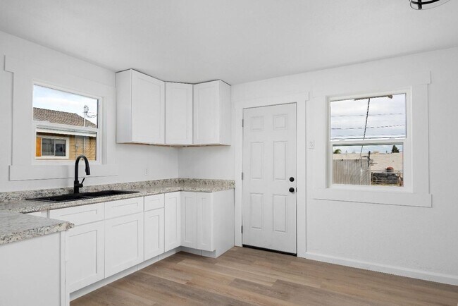 Foto del edificio - 3 Bed 1 Bath Home in Taft