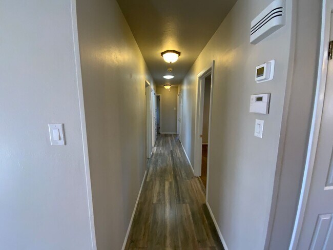 Foto del edificio - 5 Bedroom Home Available Near Wyoming Blvd NE & Comanche Rd NE!