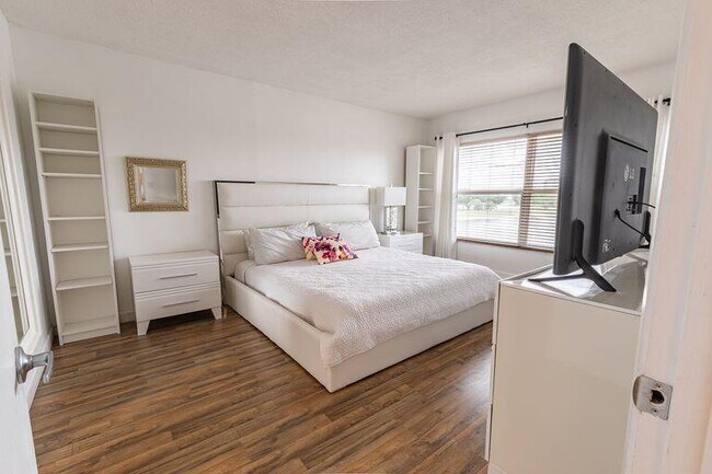 Foto del edificio - 2751 N Palm Aire Dr